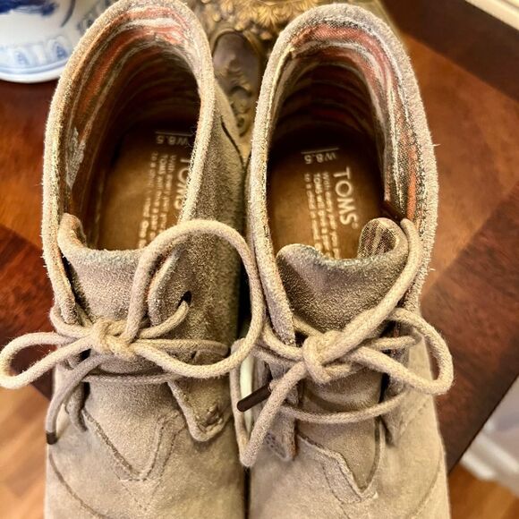 TOMS Desert Wedge Bootie Boots Size 8.5 M in Taupe Suede Worn Once - Picture 4 of 7